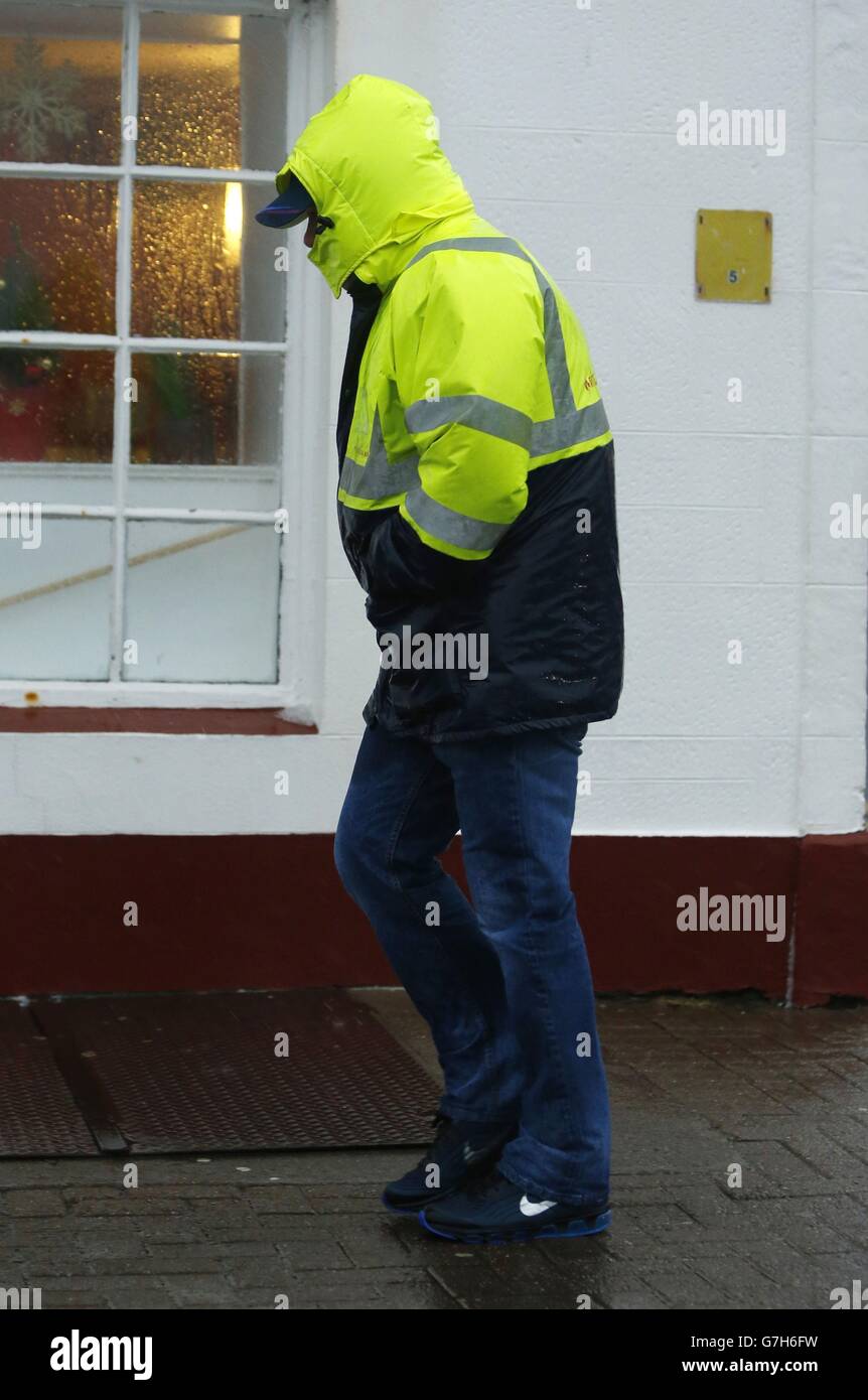 Un uomo combatte gli elementi di Largs, in Scozia, poiché le tempeste causano interruzioni in diverse parti del Regno Unito con interruzioni di corrente, cancellazioni di traghetti e treni e condizioni di guida difficili. Foto Stock