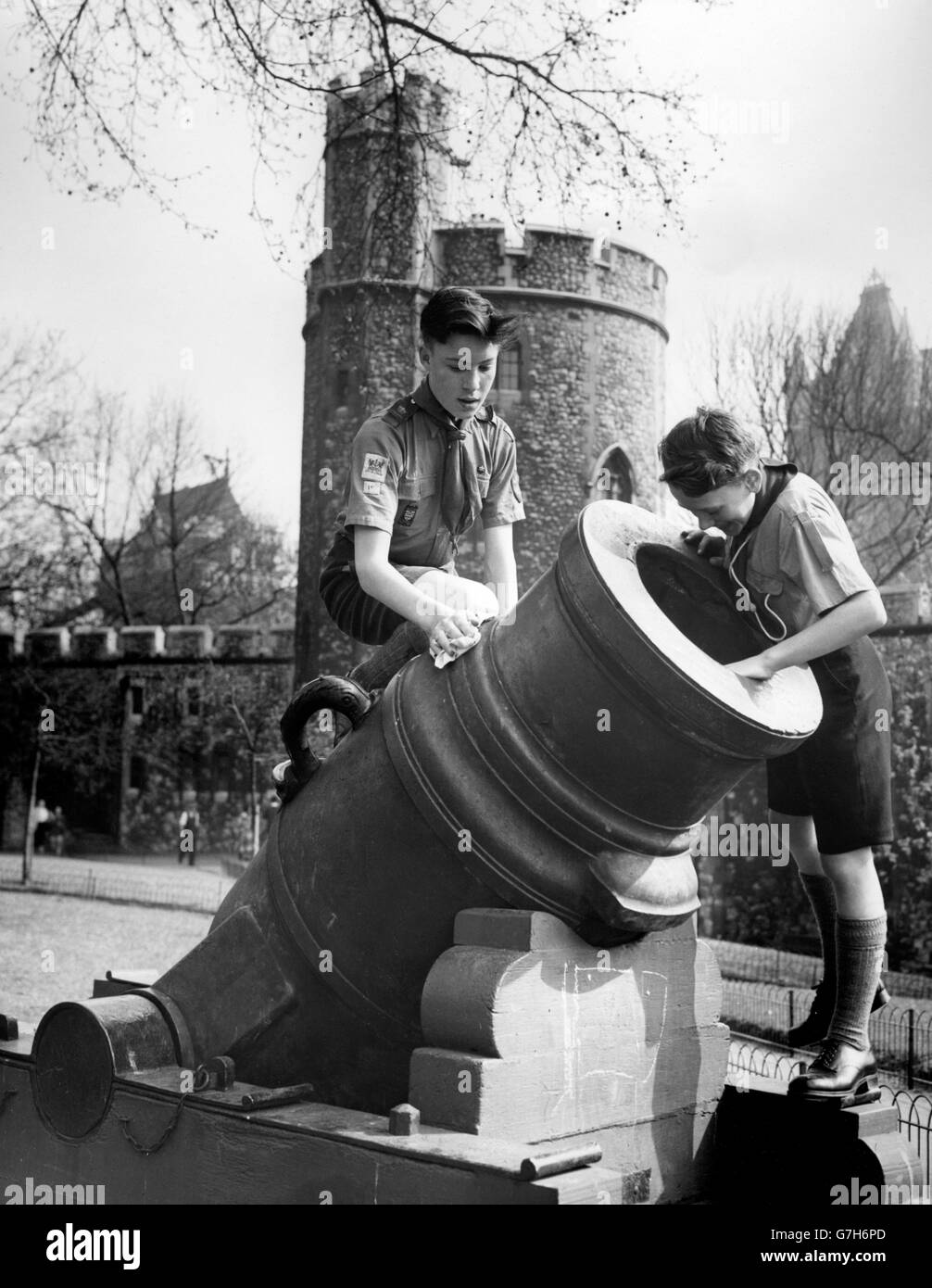 Città di Londra Scouts John Sutton (a sinistra) e David inglese pulire uno dei pezzi antichi della Torre di Londra durante la settimana di Bob-a-Job. Foto Stock