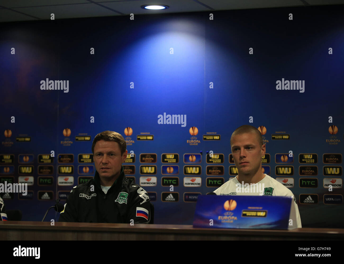 Il direttore del FC Krasnodar Aleh Konanaw (a sinistra) e Ragnar Sigurdsson durante una conferenza stampa al Goodison Park di Liverpool. Foto Stock