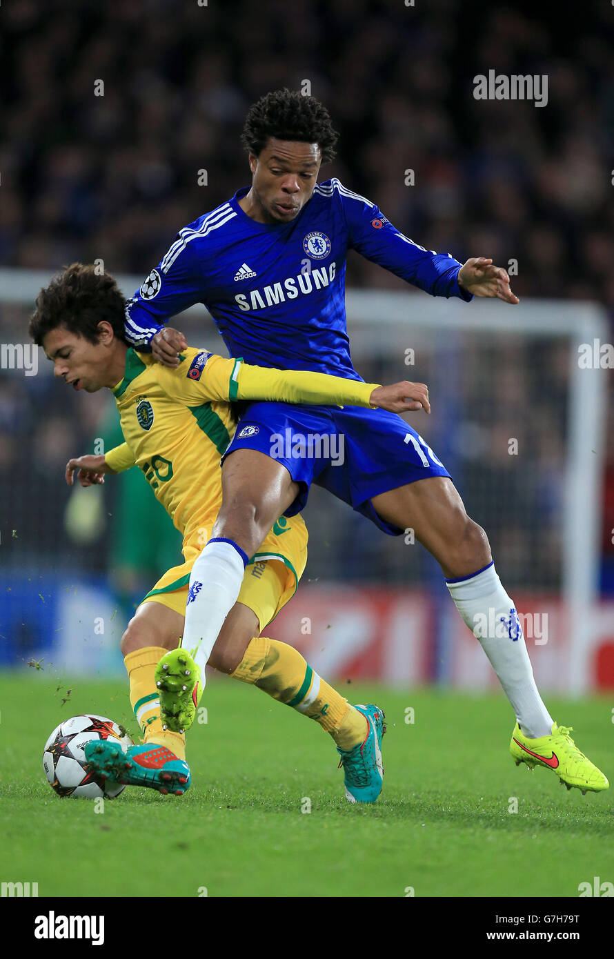 Calcio - UEFA Champions League - Gruppo G - Chelsea / Sporting Lisbona - Stamford Bridge. Loic Remy di Chelsea (a destra) e Andre Martins di Sporting Lisbon (a sinistra) lottano per la palla. Foto Stock