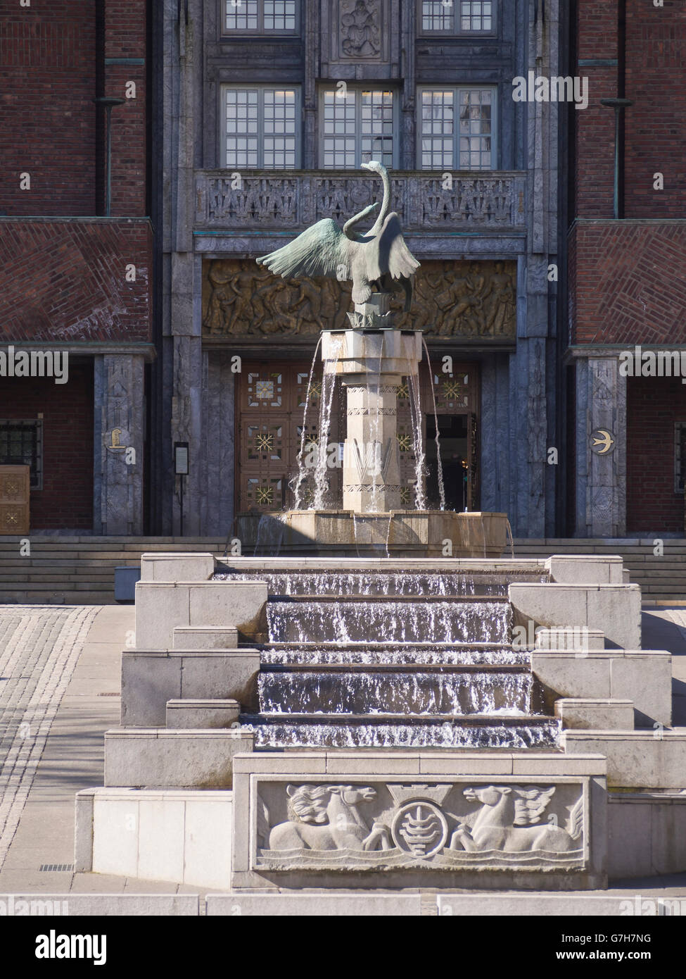 Il municipio di Oslo cortile con fontana del cigno dalla scultore norvegese Dyre Vaa Foto Stock
