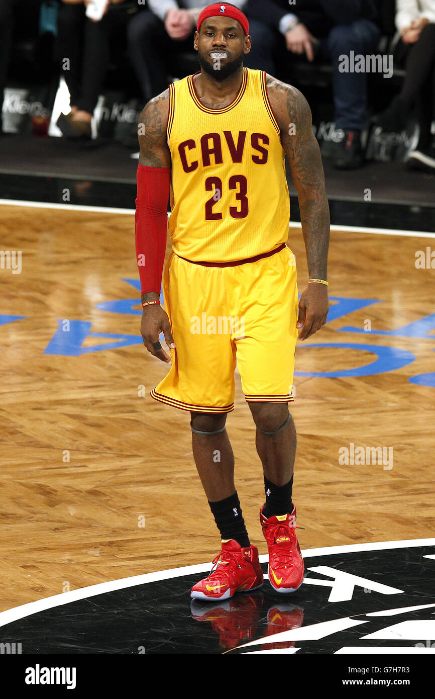 Lebron James, giocatore di Cleveland Cavaliers, durante la partita di basket tra New Jersey Nets e Cleveland Cavaliers al Barclays Center, Brooklyn, New York Foto Stock