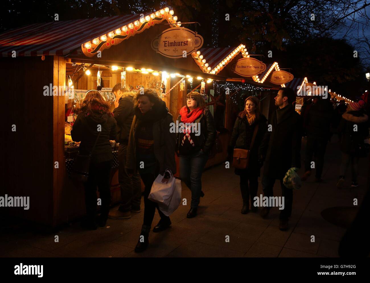 La gente cammina attraverso il mercato di Natale verde di Santo Stefano nel centro di Dublino. Foto Stock