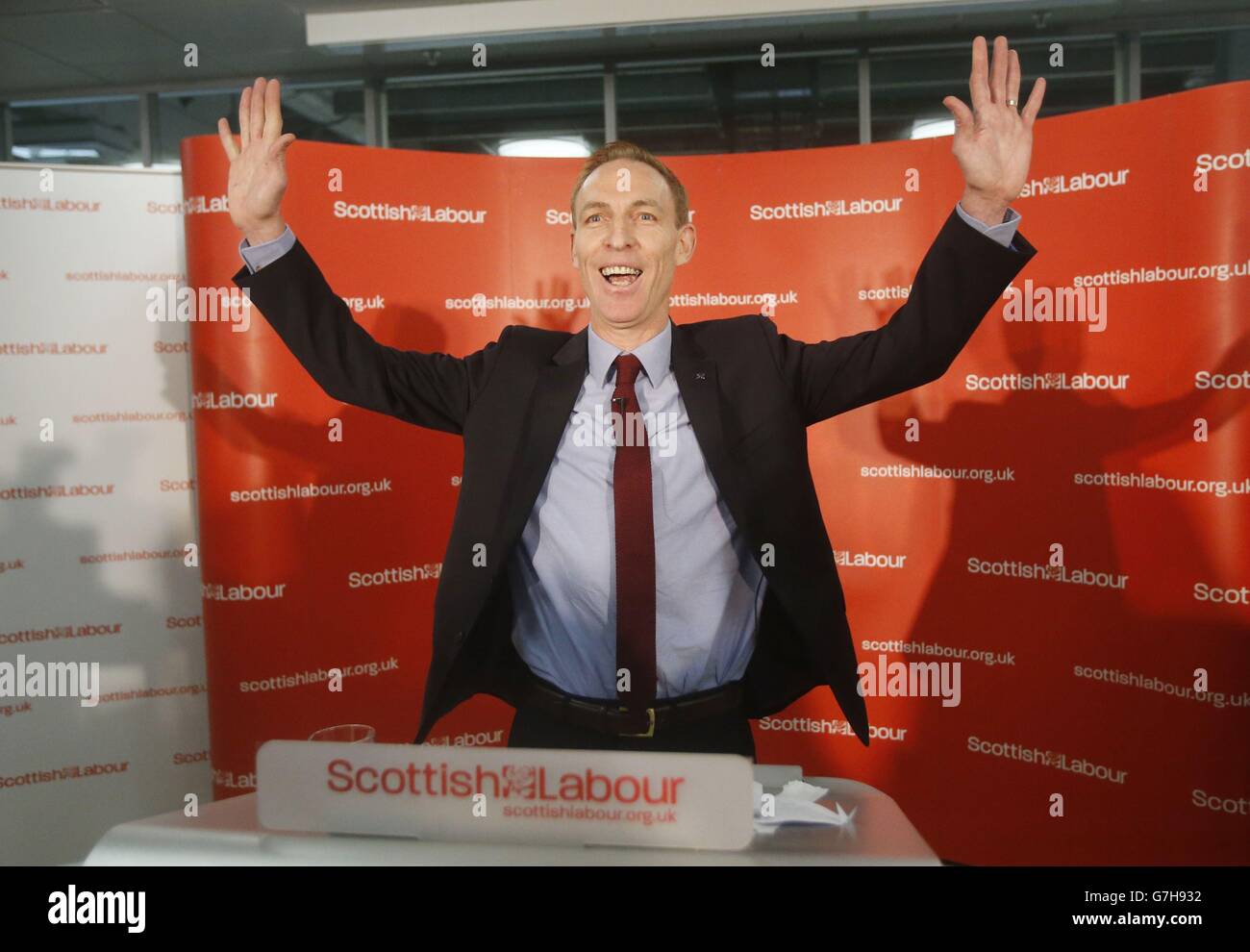 Jim Murphy all'Emirates Stadium di Glasgow dopo l'annuncio di essere stato eletto come nuovo leader del Partito laburista scozzese. Foto Stock