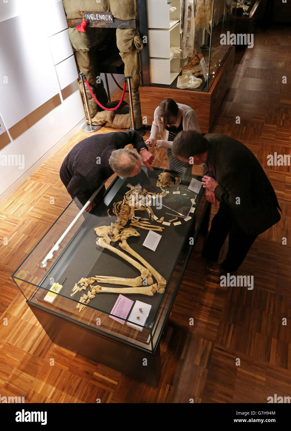 Dr Stuart Needham (a sinistra) specialista indipendente in archeologia dell'età del bronzo con Amy Roberts (centro) responsabile delle collezioni al Novium Museum con James Kenny sito scavatore e pianificazione archeologo al Chichester District Council, vedere lo scheletro noto come Rinton Man al Novium Museum a Chichester, West Sussex, Mentre gli accademici svelano i loro risultati nel mistero che circonda la scoperta in città durante gli anni ottanta dello scheletro dell'età del bronzo. Foto Stock