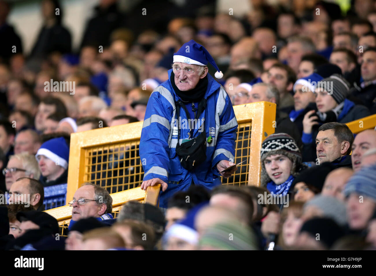 Un membro dello staff di Everton in un cappello festivo negli stand durante la partita della Barclays Premier League al Goodison Park, Liverpool. Foto Stock