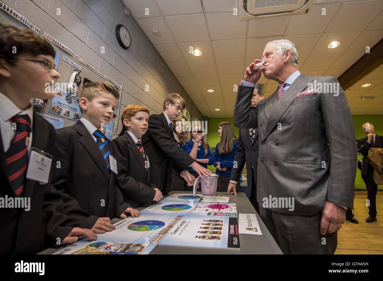 Il Principe del Galles assaggia un frullato al gusto di Eton Mess, realizzato dagli allievi alla scuola di Marling mentre visita Festomane - lo Stroud Festival of Manufacturing and Engineering che si svolge presso il centro ricreativo Stroud, Stroud, Gloucestershire. Foto Stock