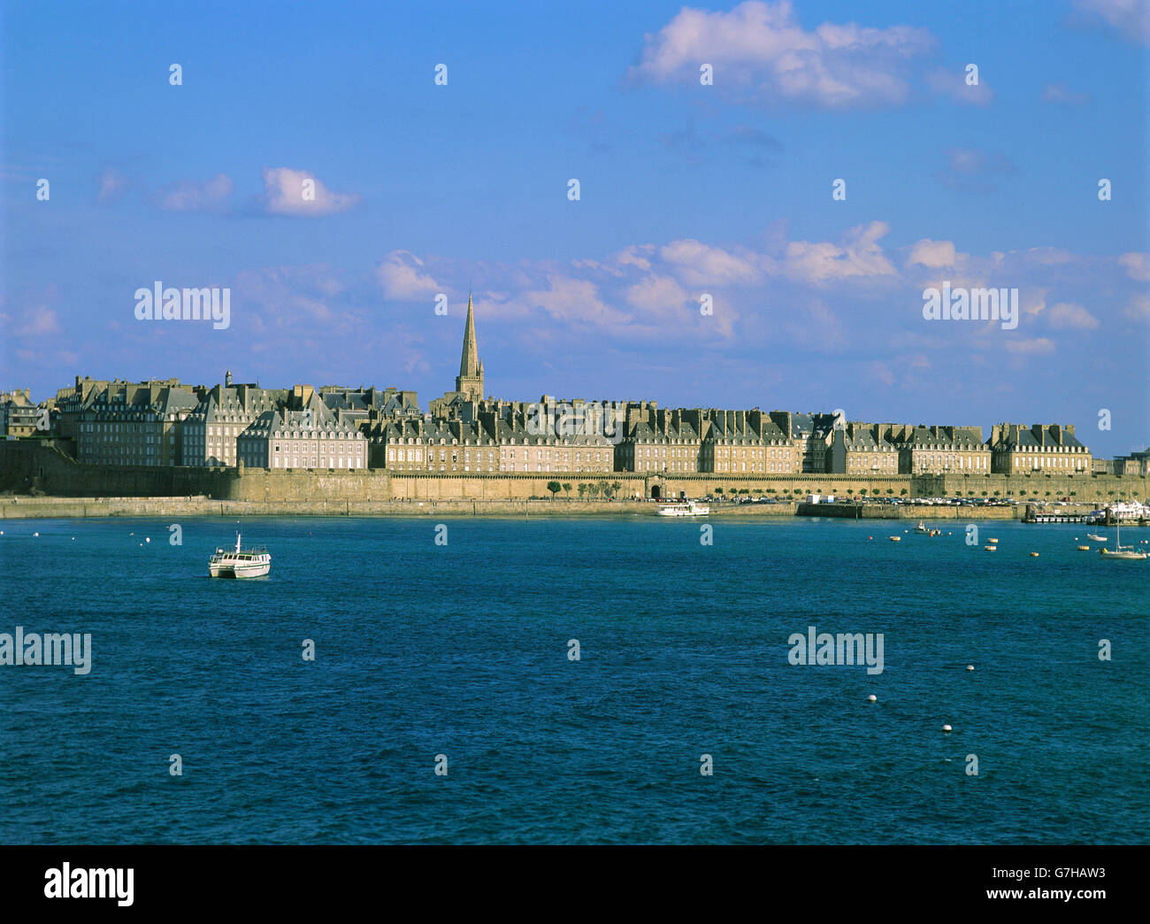 Vista dal mare verso la città murata di St. Malo, Ille-et-Vilaine, Bretagne, Bretagna, Francia, Europa Foto Stock