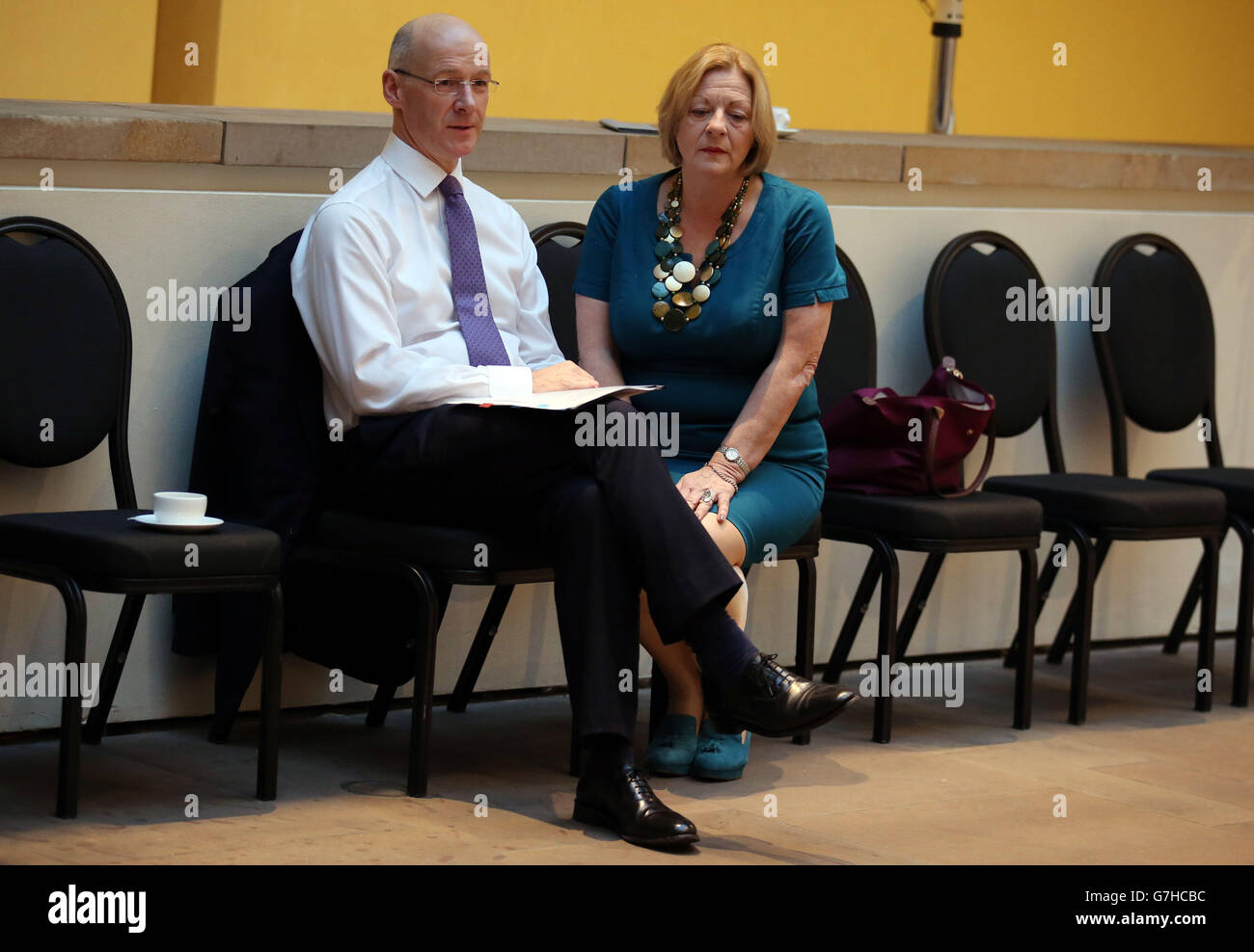 Il vice primo ministro John Sweeney parla con Linda Fabiani in attesa del lancio dei capi d'accordo, elaborati dalla Commissione Smith per l'ulteriore devoluzione di Holyrood. Foto Stock