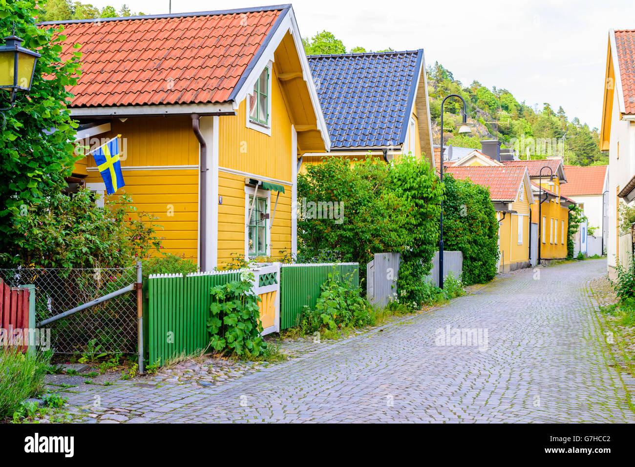 Soderkoping, Svezia - 19 Giugno 2016: bella strada stretta con i blocchi di granito come pavimentazione. In vecchio stile case lungo la strada Foto Stock