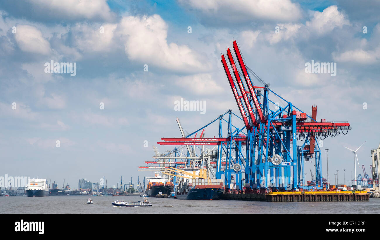 Vista del terminal container di Burchardkai porto di Amburgo sul fiume Elba in Germania Foto Stock