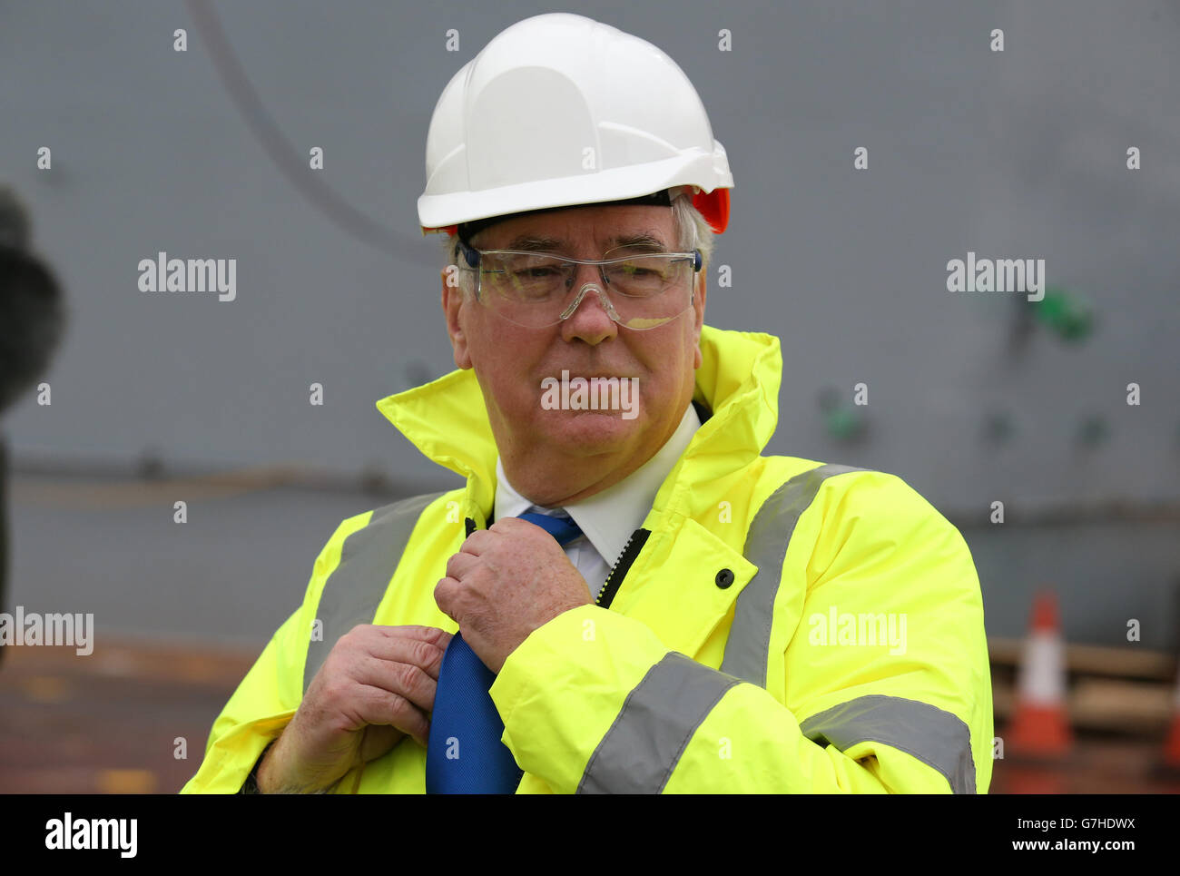 Il Segretario della Difesa Michael Fallon visita il programma di costruzione di portaerei della classe Queen Elizabeth, nel cantiere di Rosyth. Foto Stock