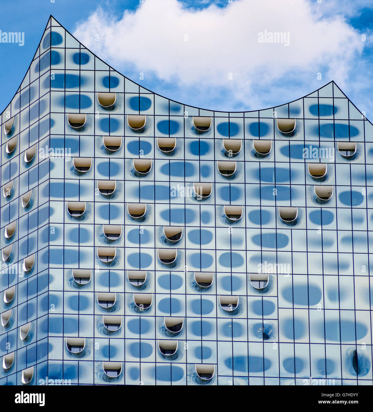 Vista di astratta facciata di vetro nuovo Elbphilharmonie concert hall in via di completamento sul fiume Elba in Amburgo Germania Foto Stock