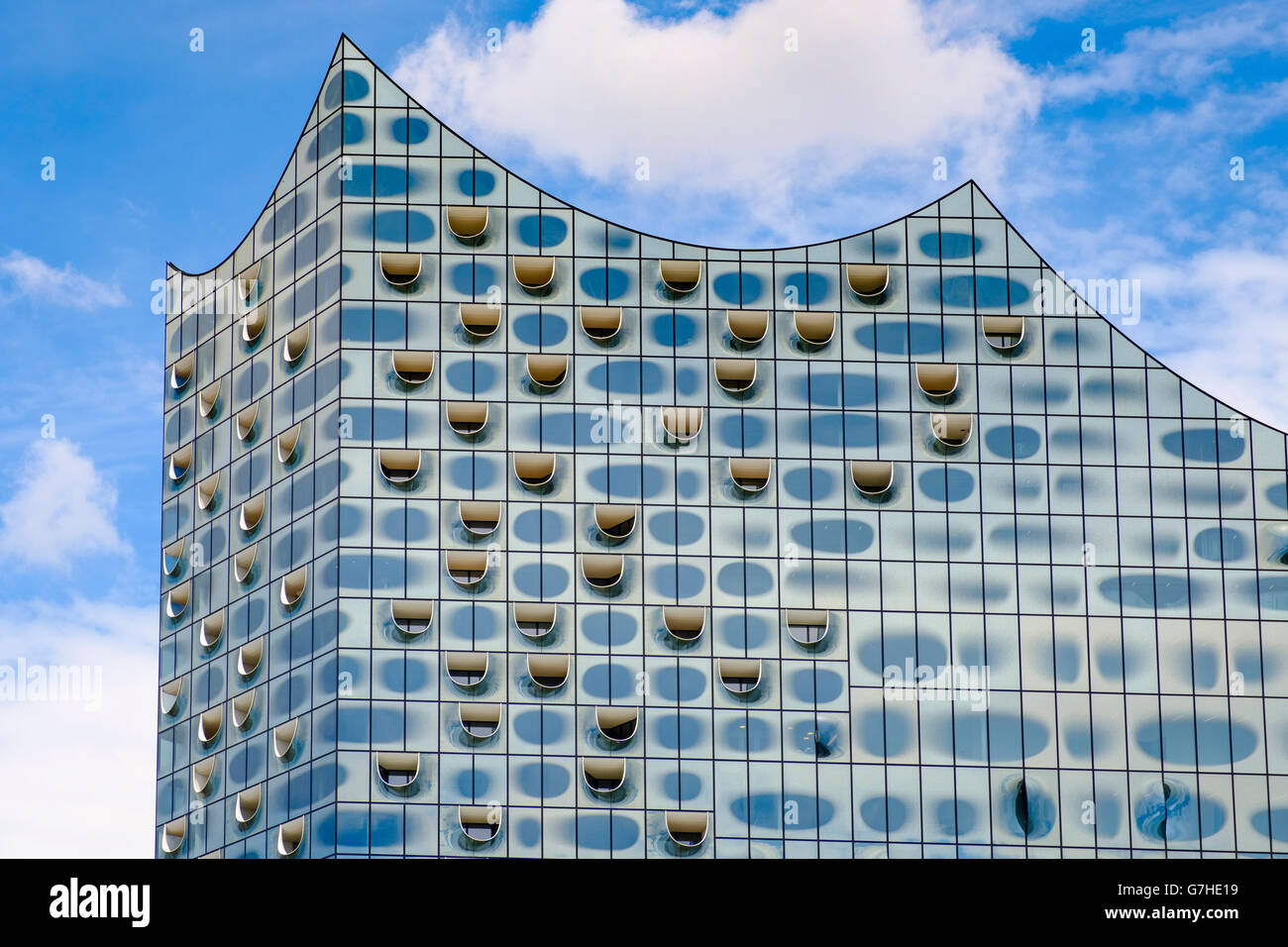 Vista di astratta facciata di vetro nuovo Elbphilharmonie concert hall in via di completamento sul fiume Elba in Amburgo Germania Foto Stock