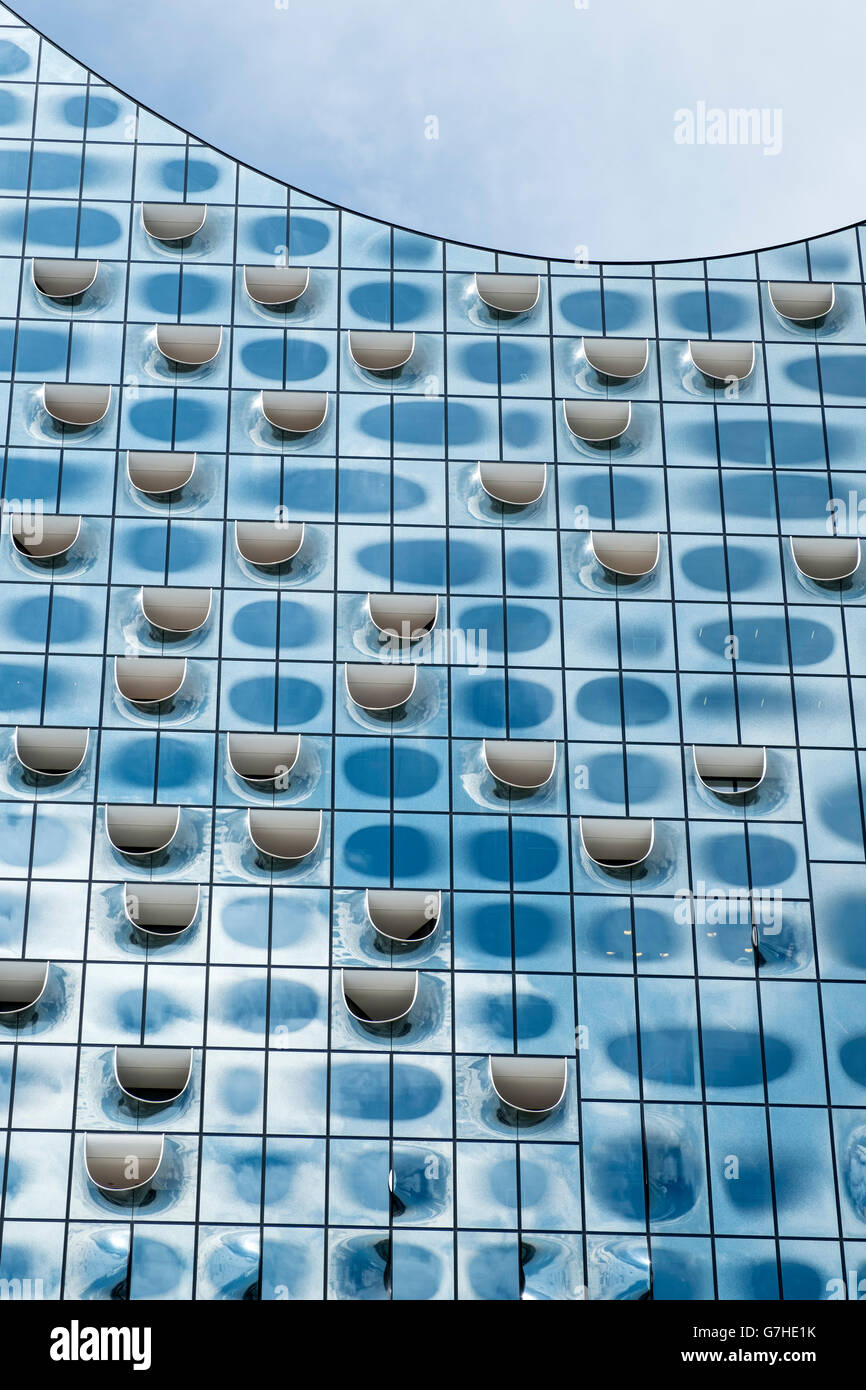 Vista di astratta facciata di vetro nuovo Elbphilharmonie concert hall in via di completamento sul fiume Elba in Amburgo Germania Foto Stock