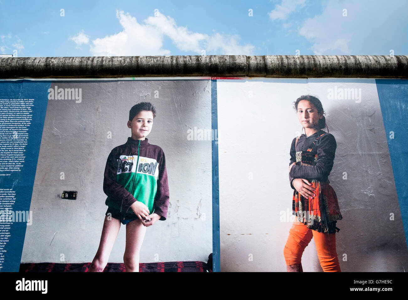 Immagini dalla guerra alla parete, una mostra fotografica sulla guerra in Siria da Kai Wiedenhofer visualizzati all'aperto sul Muro di Berlino Foto Stock