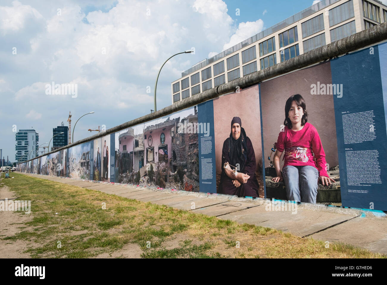 Immagini dalla guerra alla parete, una mostra fotografica sulla guerra in Siria da Kai Wiedenhofer visualizzati all'aperto sul Muro di Berlino Foto Stock