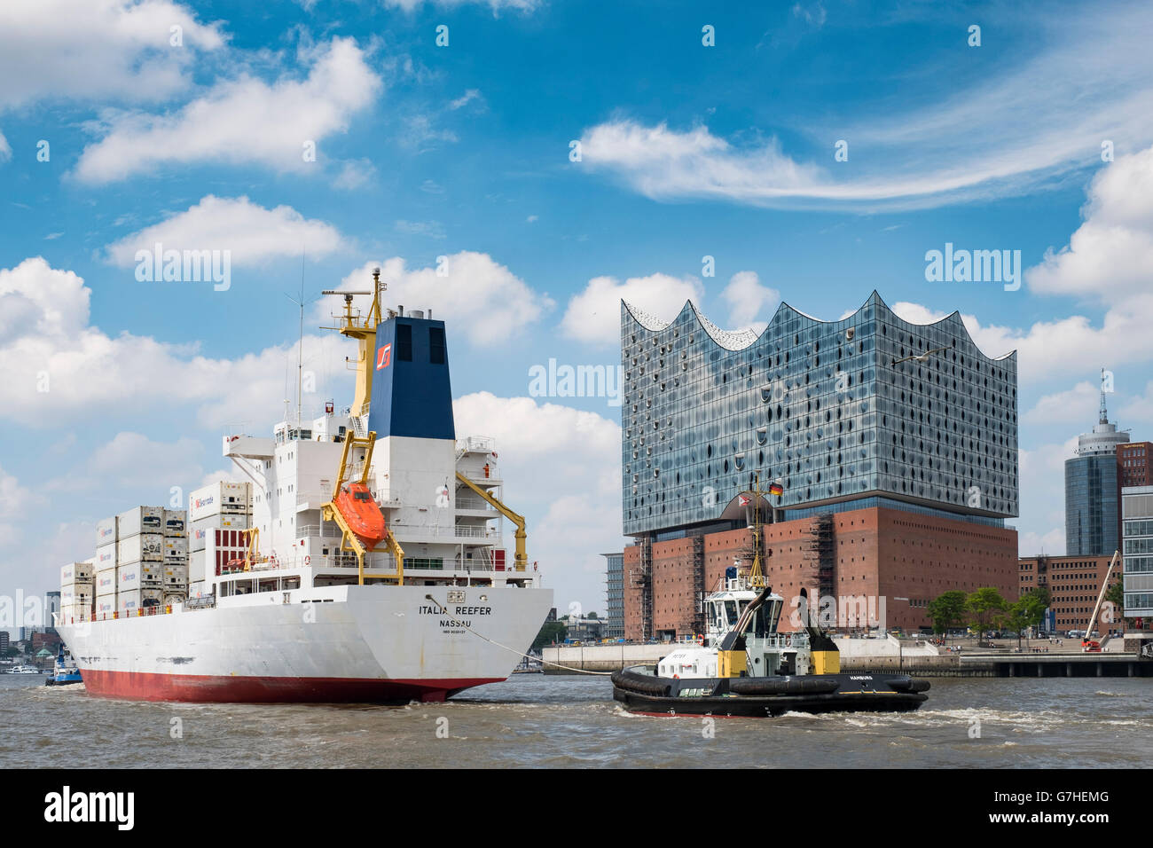 Vista della nuova Elbphilharmonie concert hall e la nave da carico sul fiume Elba in Amburgo Germania Foto Stock