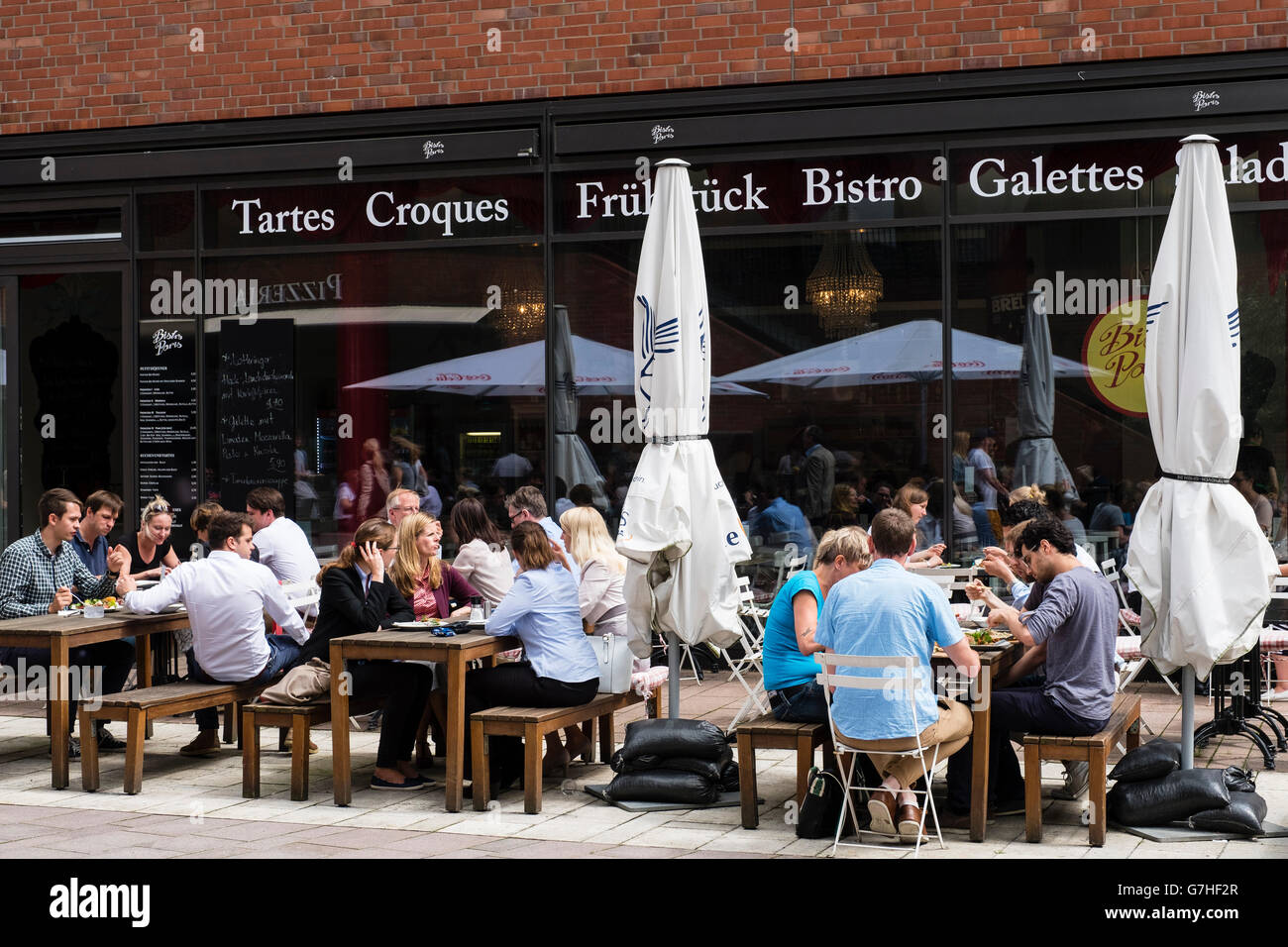Ufficio i lavoratori in pausa pranzo in ristorante moderno nel nuovo Uberseequaartier Hafencity lo sviluppo di proprietà in Amburgo Germania Foto Stock