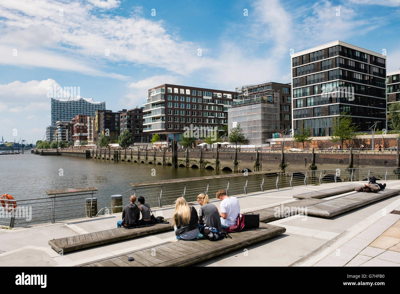 I giovani seduti a Marco-Polo-Terrassen parte di Hafencity moderna lo sviluppo di proprietà in Amburgo Germania Foto Stock