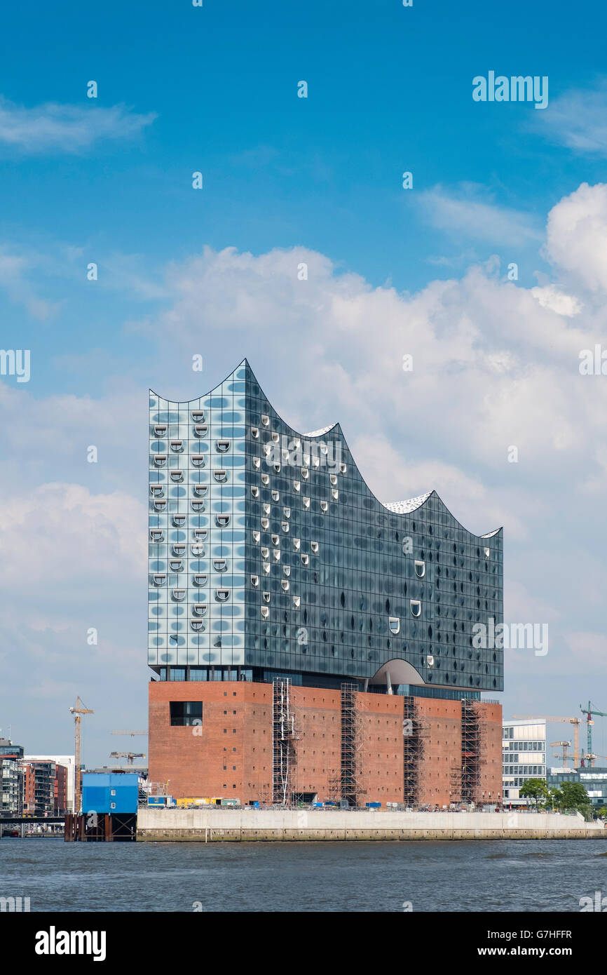 Vista della nuova Elbphilharmonie concert hall in via di completamento sul fiume Elba in Amburgo Germania Foto Stock