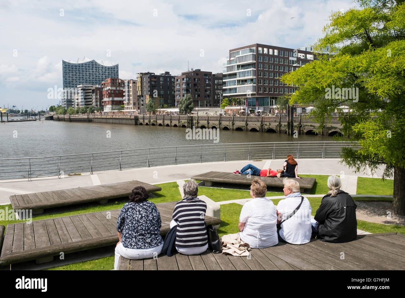 Le donne anziane seduta a Marco-Polo-Terrassen parte di Hafencity moderna lo sviluppo di proprietà in Amburgo Germania Foto Stock