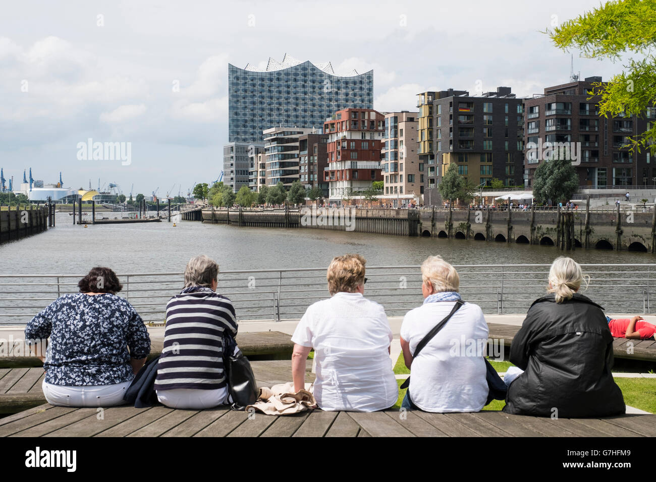 Le donne anziane seduta a Marco-Polo-Terrassen parte di Hafencity moderna lo sviluppo di proprietà in Amburgo Germania Foto Stock