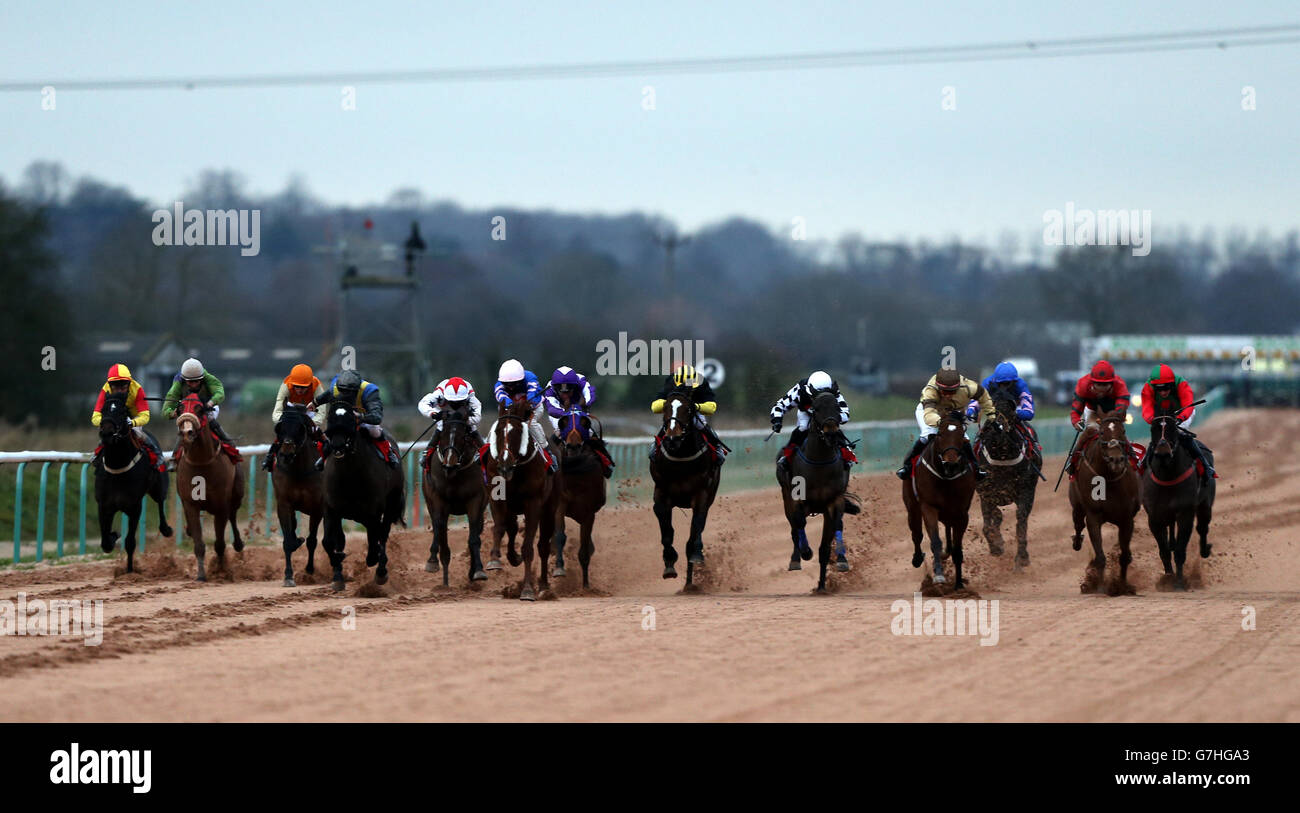 Incomparabile guidato da David Probert (centro, cappello rosa con seta blu e rosa) vince l'offerta Unibet Daily Jockey/Trainer Specials Handicap Stakes Foto Stock