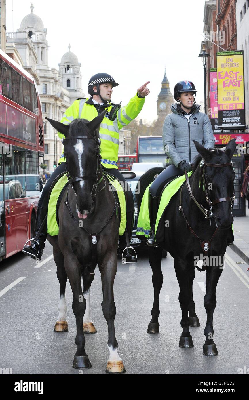 Londra 2012 Olimpiadi medaglia d'oro doppia Charlotte Dujardin, corse 10 anni Metropolitan polizia cavallo, Normandia, Che ha guidato la processione durante i funerali dell'ex primo ministro Margaret Thatcher, insieme ha incontrato l'ufficiale montato Sergeant Craig Richards su Lionheart, durante una fotocellula nel centro di Londra a come entrambi i piloti parteciperanno al prossimo London International Horse Show a Olympia, Kensington. Foto Stock