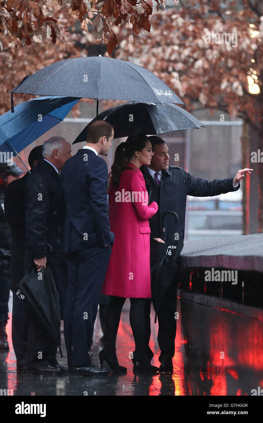 Il Duca e la Duchessa di Cambridge al Memorial Reflection Pool durante una visita al National September 11 Memorial Museum di New York, durante una visita negli Stati Uniti. PREMERE ASSOCIAZIONE foto. Data foto: Martedì 9 dicembre 2014. Vedi la storia della Pennsylvania ROYAL Cambridges. Il credito fotografico deve essere: Carl Court/PA Wire Foto Stock