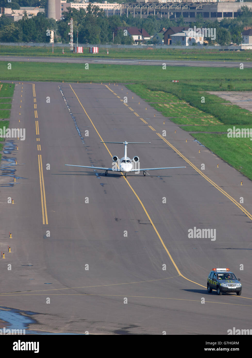 Kiev, Ucraina - 17 Maggio 2012: business jet è in rullaggio dopo un Follow Me" auto Foto Stock