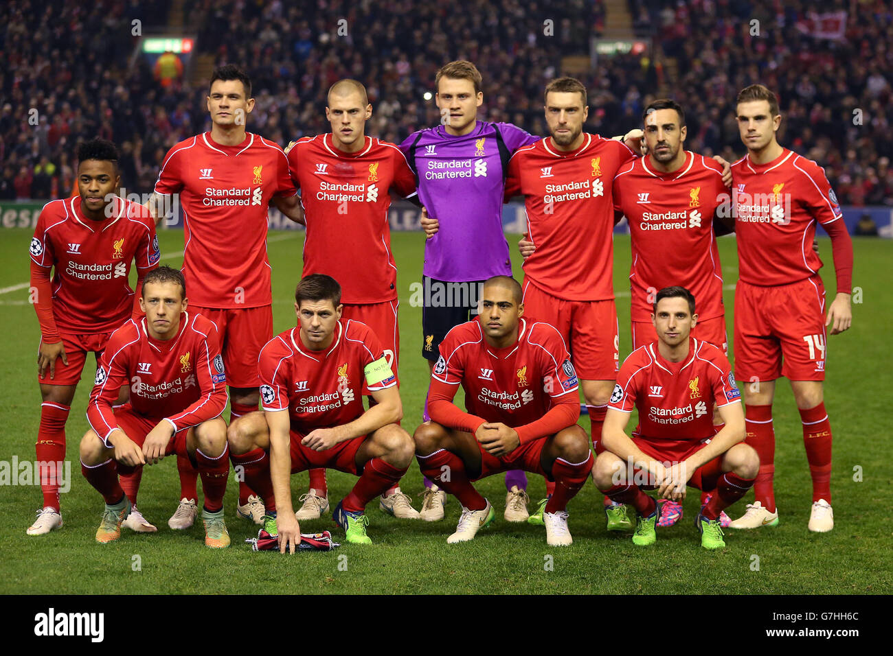 Gruppo di squadre di Liverpool. (In alto, da sinistra a destra) Raheem Sterling, Dejan Lovren, Martin Skrtel, Simon Mignolet, Rickie Lambert, Jose Enrique, Giordania Henderson. (Fila posteriore, da sinistra a destra) Lucas, Steven Gerrard, Glen Johnson, Joe Allen. Foto Stock