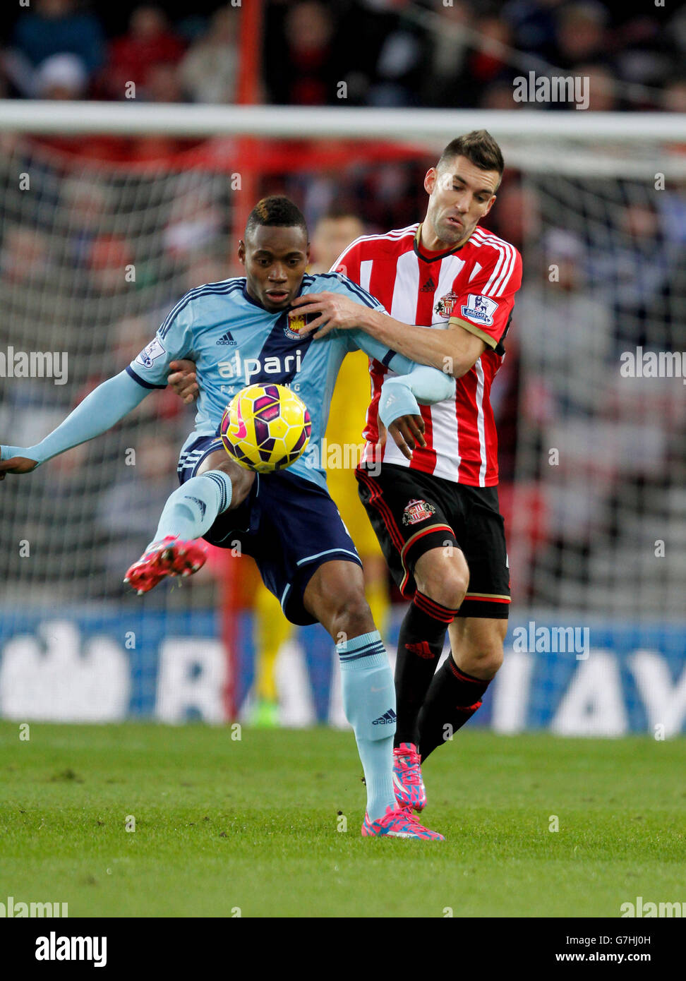 Il Diafra Sakho di West Ham United (a sinistra) è affrontato da Anthony Reveillere di Sunderland (a destra) durante la partita della Barclays Premier League allo Stadium of Light, Sunderland. Foto Stock