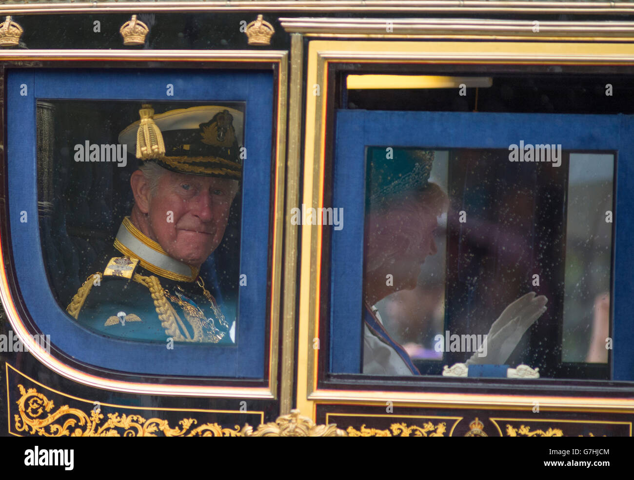 Charles, Principe di Galles arrivando in Piazza del Parlamento in pulmann che frequentano il 2016 Apertura della condizione del Parlamento di Londra con Camilla. Foto Stock