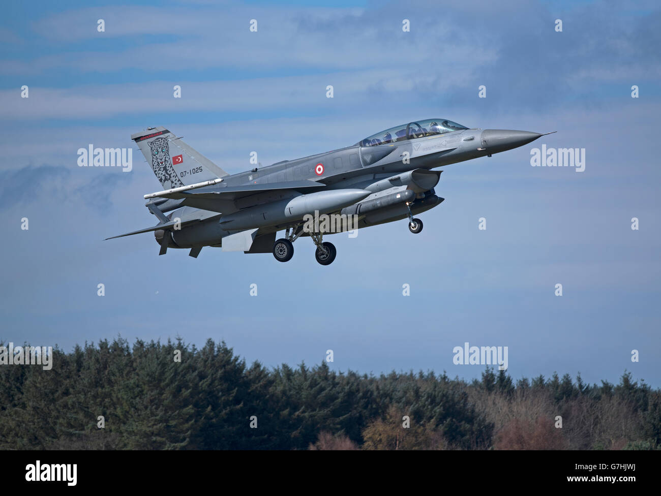 Turkish Air Force General Dynamics F16 Due seat fighter Jet Reg serie 07-1025 Joint RAF Lossiemouth esercizio. SCO 10,395. Foto Stock