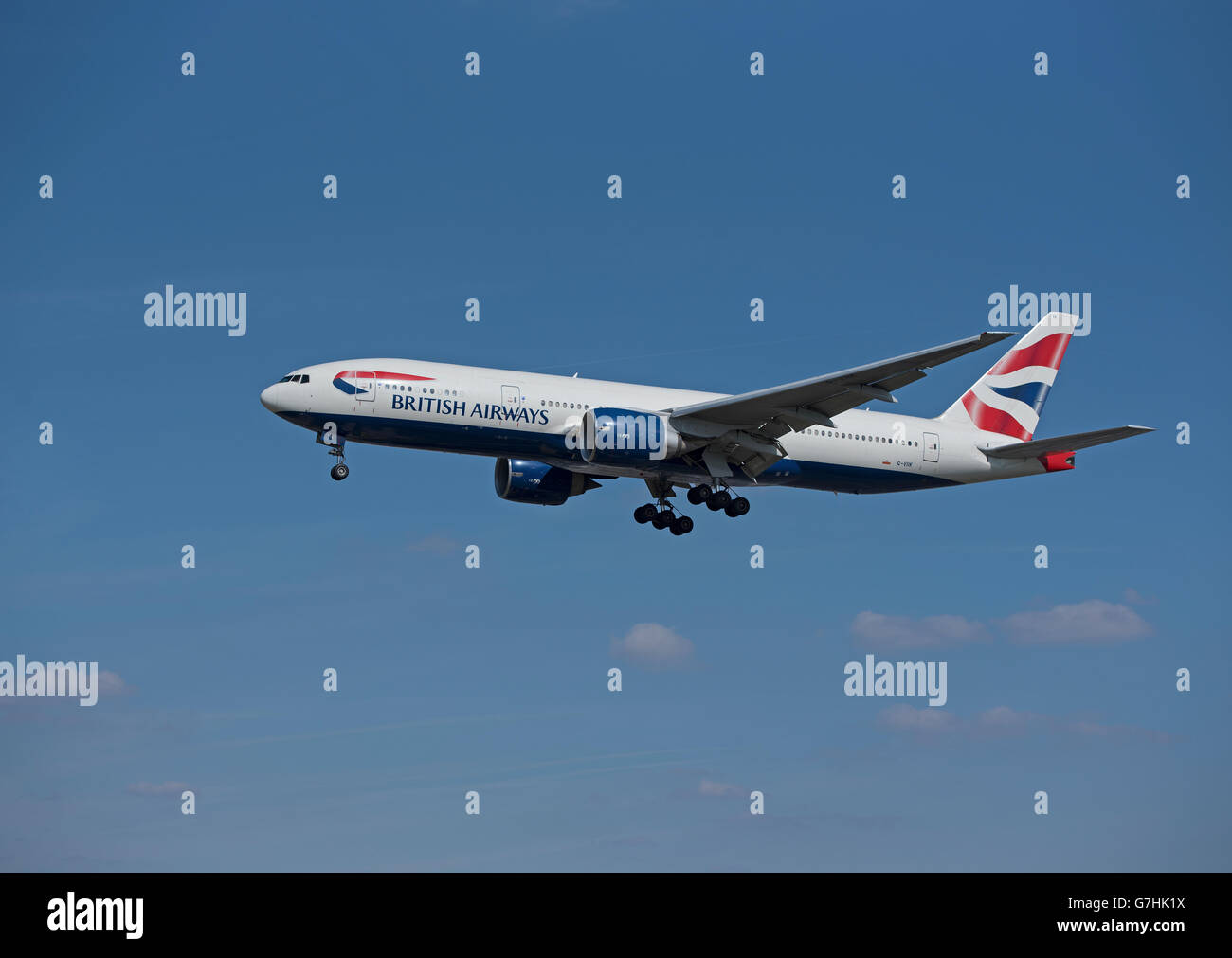 Boeing 777-236 della British Airways seriale della flotta Reg' G-VII k che arrivano all'Aeroporto di Londra Heathrow. SCO 10,398. Foto Stock