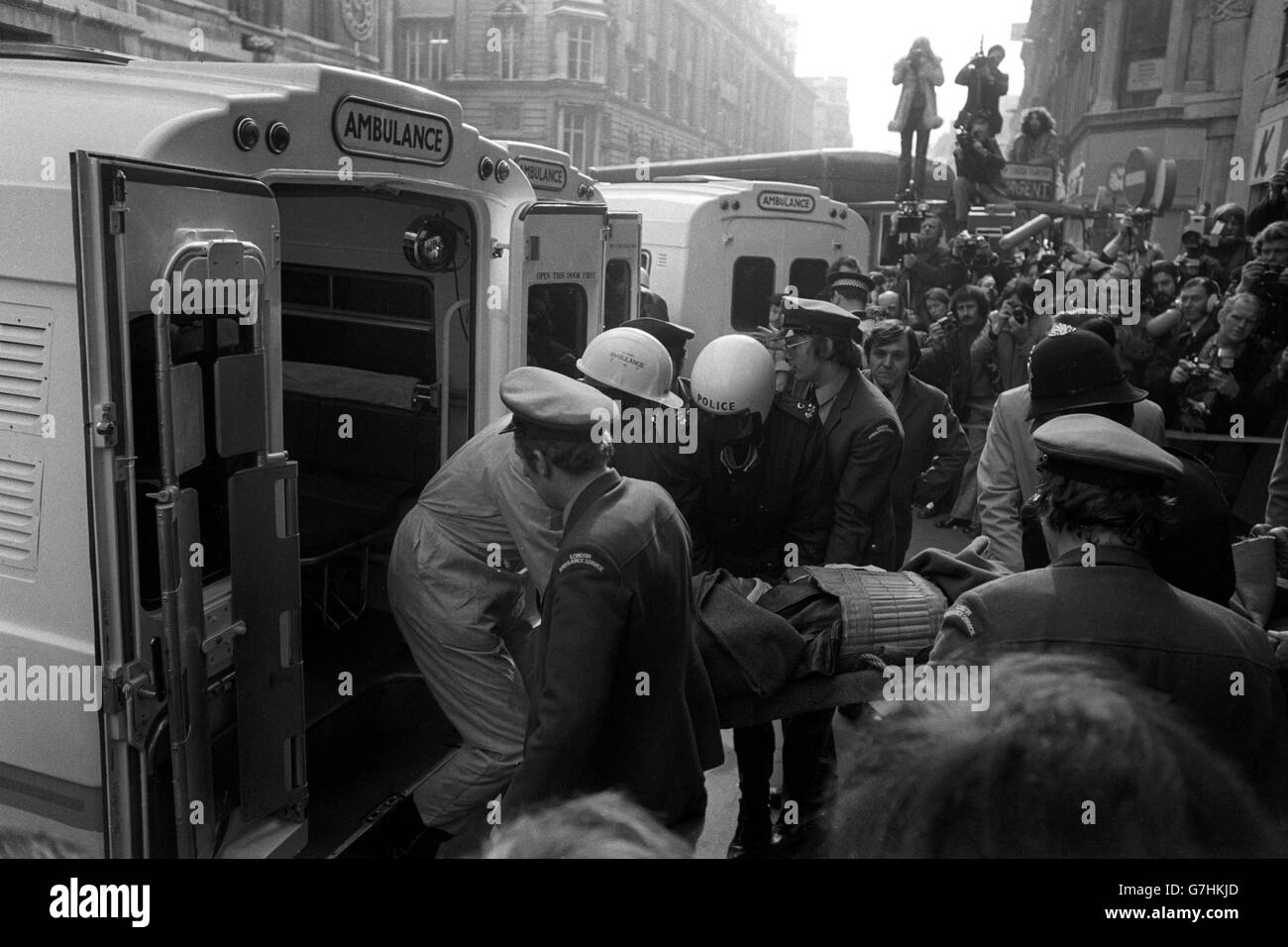 Uno dei feriti nel crash della metropolitana alla stazione di Moorgate è portato ad un'ambulanza in attesa. Foto Stock
