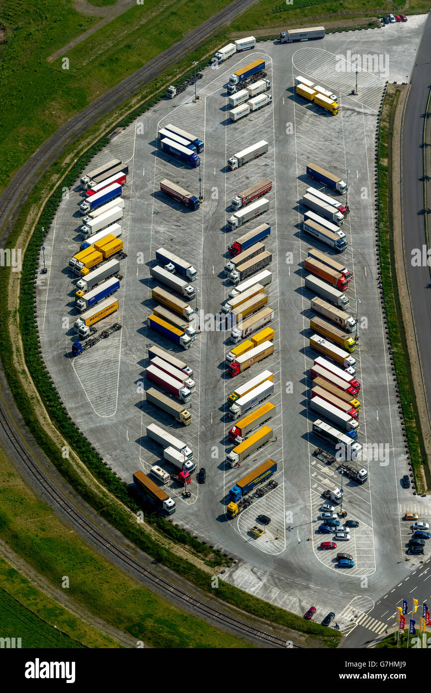 Vista aerea, IKEA centro logistico Ellingshausen con parcheggio per camion, just-in-time logistica, camion rimorchio, attesa, lisca di pesce Foto Stock
