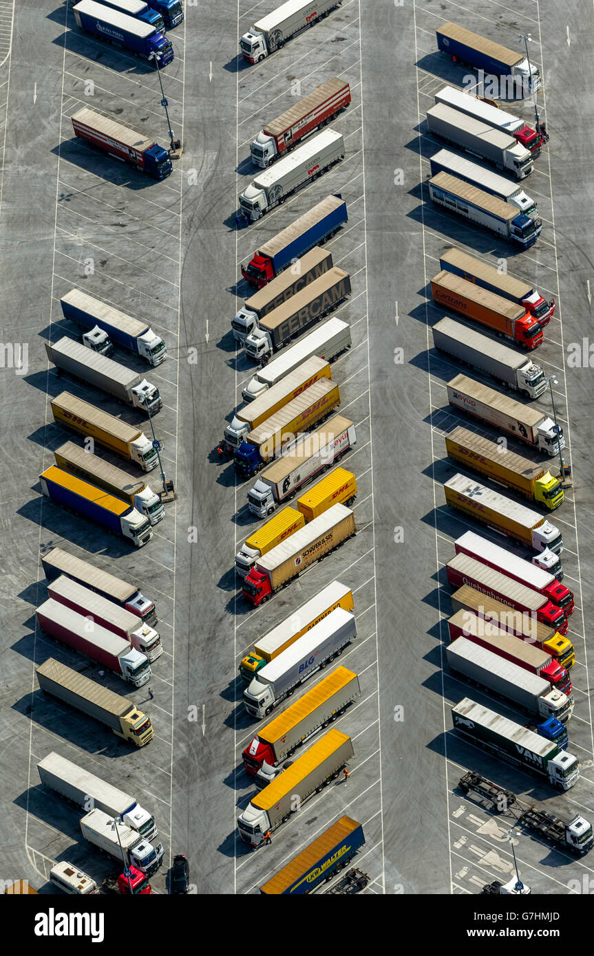Vista aerea, IKEA centro logistico Ellingshausen con parcheggio per camion, just-in-time logistica, camion rimorchio, attesa, lisca di pesce Foto Stock