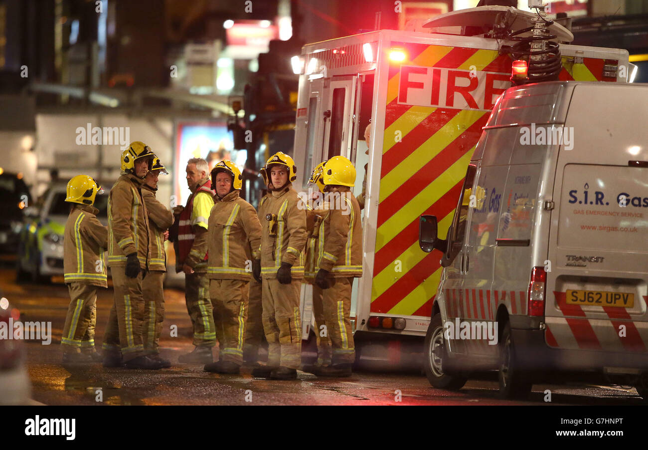 Vigili del fuoco sulla scena di George Square a Glasgow, dopo un camion di bin fuori controllo si accadeva per le strade piene di mercanti di Natale, uccidendo sei persone e ferendo gravemente altre sette persone. Foto Stock