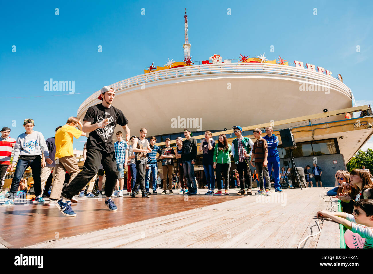 Gomel, Bielorussia - 9 Maggio 2014: Battle Dance squadre giovanili. Street Performer danze di rottura per la folla Foto Stock