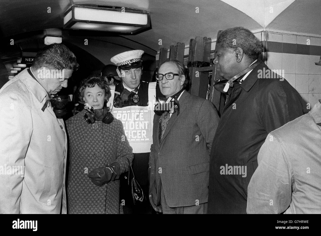 Il Ministro dei trasporti Fred Mulley (seconda r), con (l-r) James Page, il Commissario della polizia della Città di Londra, Dame Evelyn Denington, il Chief Ispector Brian Fisher e Lord Pitt, presidente del Greater London Council. Sono sotterranei alla stazione di Moorgate durante una visita alla scena del disastro del treno della metropolitana. Foto Stock