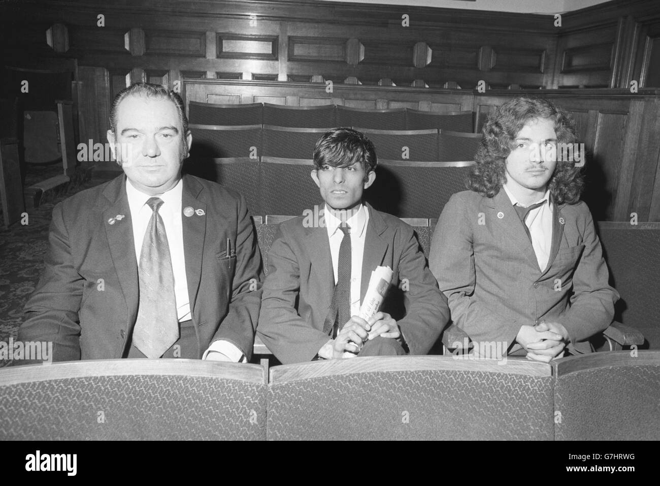 Tra i testimoni che hanno partecipato all'inchiesta sull'incidente della metropolitana alla stazione di Moorgate, presso l'Istituto degli ingegneri civili di Westminster, c'erano (l-r) Walter Wade, signalman sulla linea al momento del disastro, Brendan Rosario, che aveva guidato il treno prima della giornata, E Bob Harris, la guardia. Foto Stock