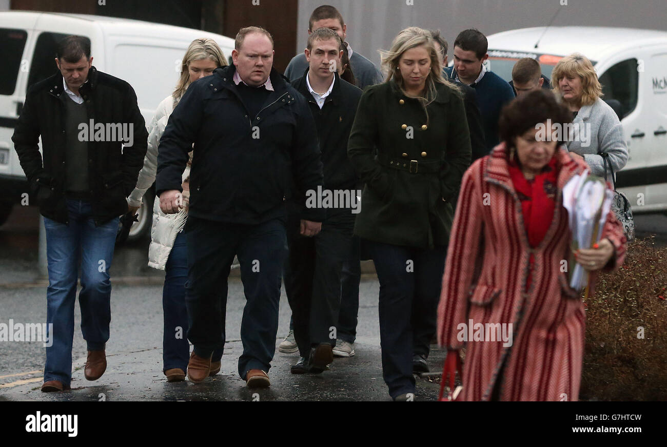 Shaun Kelly, affiancato da familiari, arriva al Letterkenny Circuit Court dove è stato condannato a quattro anni di carcere per aver causato la morte di otto persone nel più devastante incidente della storia dello stato irlandese. Foto Stock