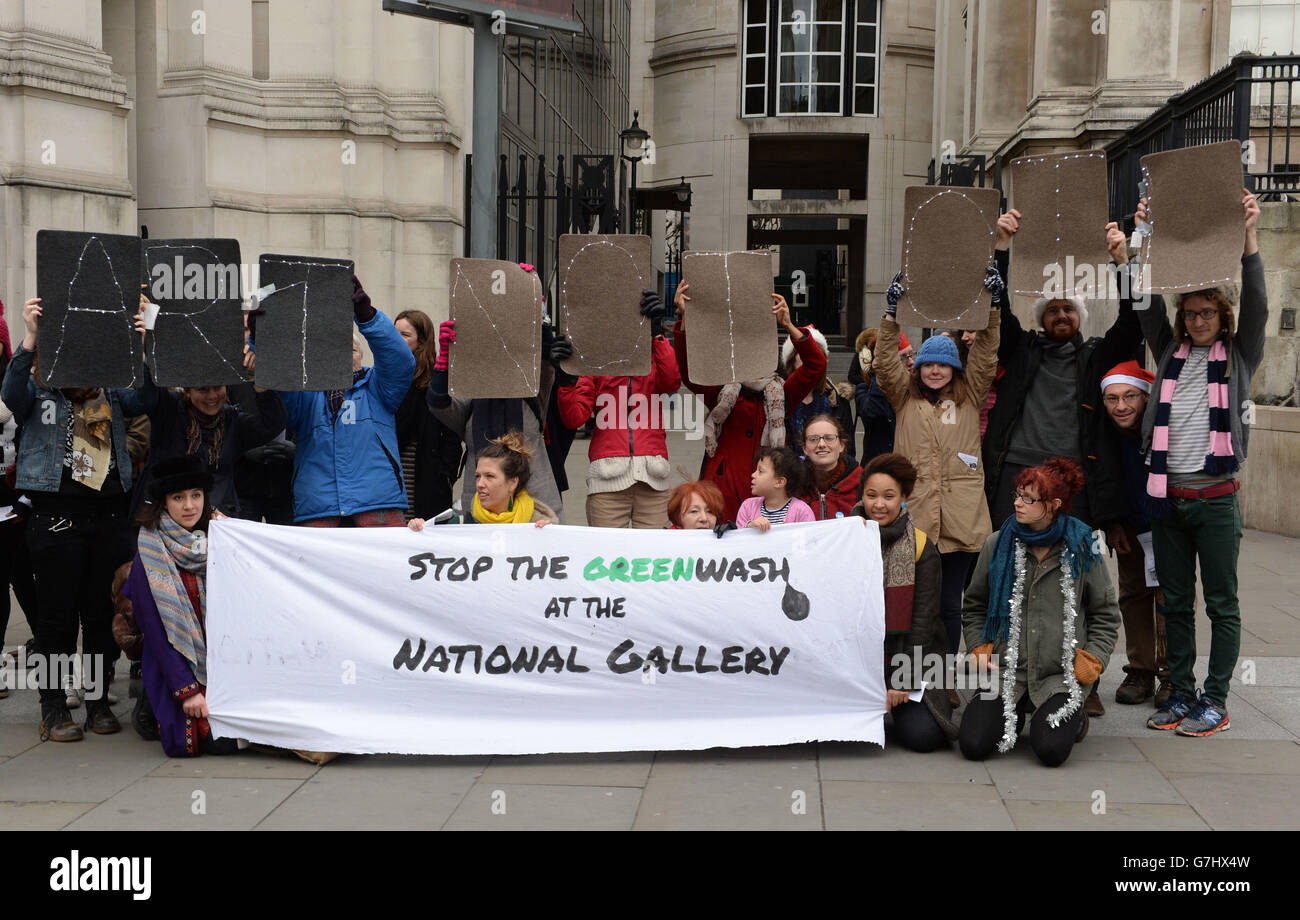 Gli attivisti dell'arte dimostrano di fronte alla National Gallery di Londra, in solidarietà con i membri del PCS Union che nel periodo natalizio stanno battendo contro i piani di privatizzazione di due terzi della forza lavoro. Foto Stock