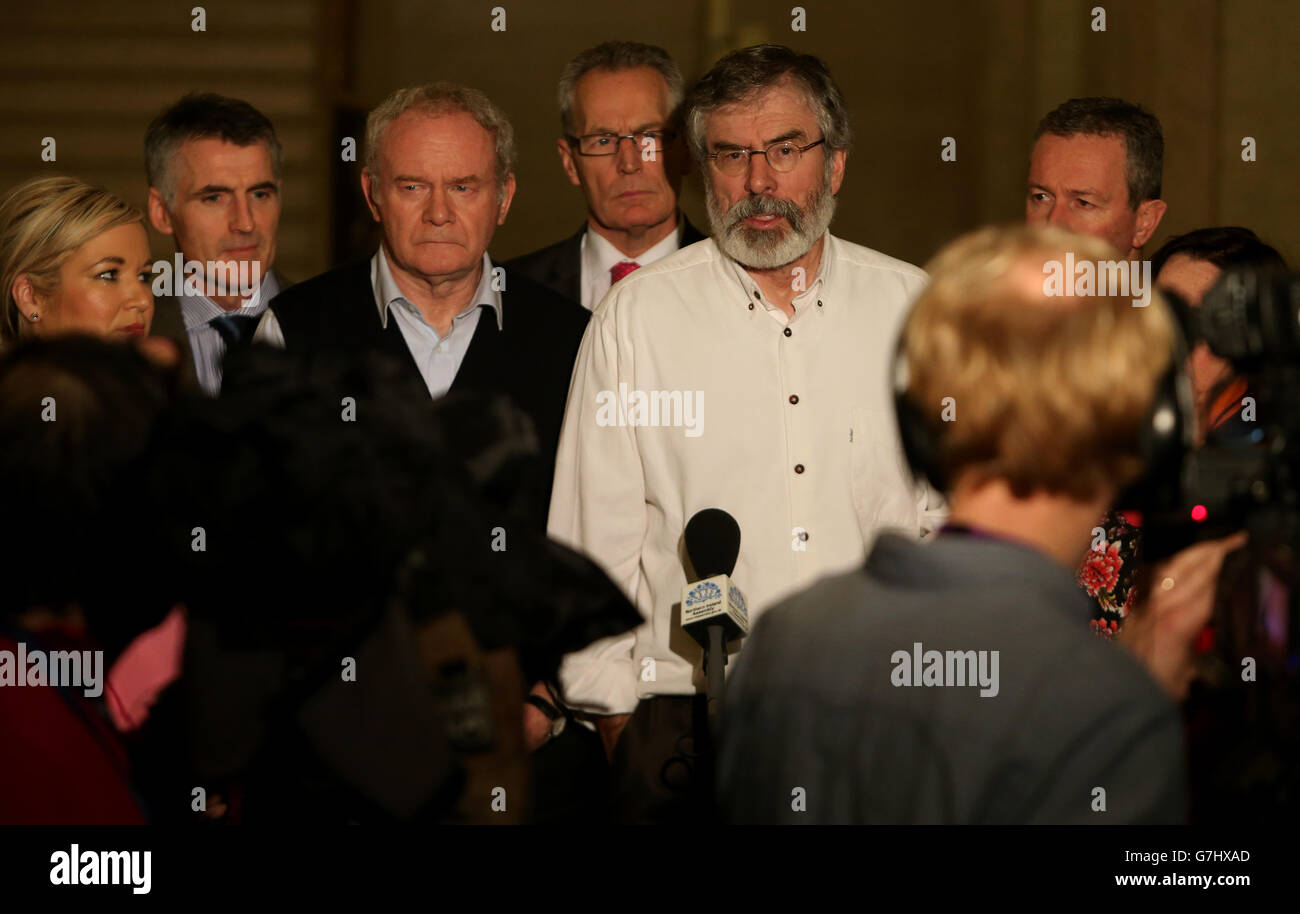 Martin McGuinness di Sinn Fein (terza a sinistra) e Gerry Adams (quinta a sinistra) parlano ai media della Grande Sala presso gli edifici del Parlamento, Stormont, dopo la conclusione dei colloqui politici. PREMERE ASSOCIAZIONE foto. Data immagine: Martedì 23 dicembre 2014. Vedi la storia di PA ULSTER Politics. Il credito fotografico dovrebbe essere: Brian Lawless/PA Wire Foto Stock