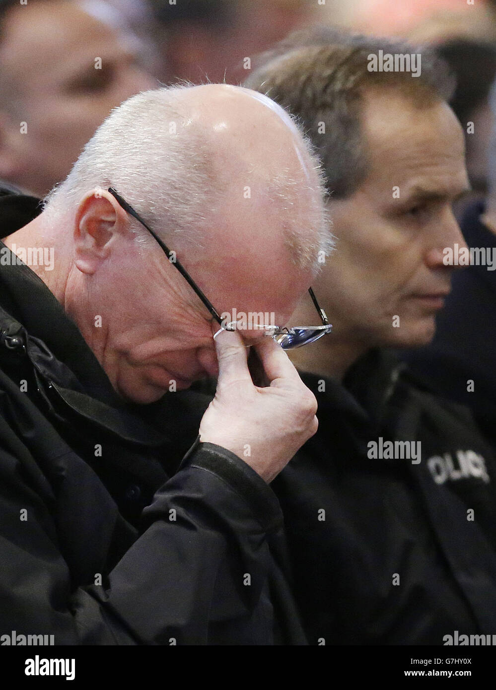 Un membro del servizio di polizia durante una messa nella Cattedrale di St Andrew a Glasgow per le persone colpite dalla tragedia del camion a bin di Glasgow. Foto Stock