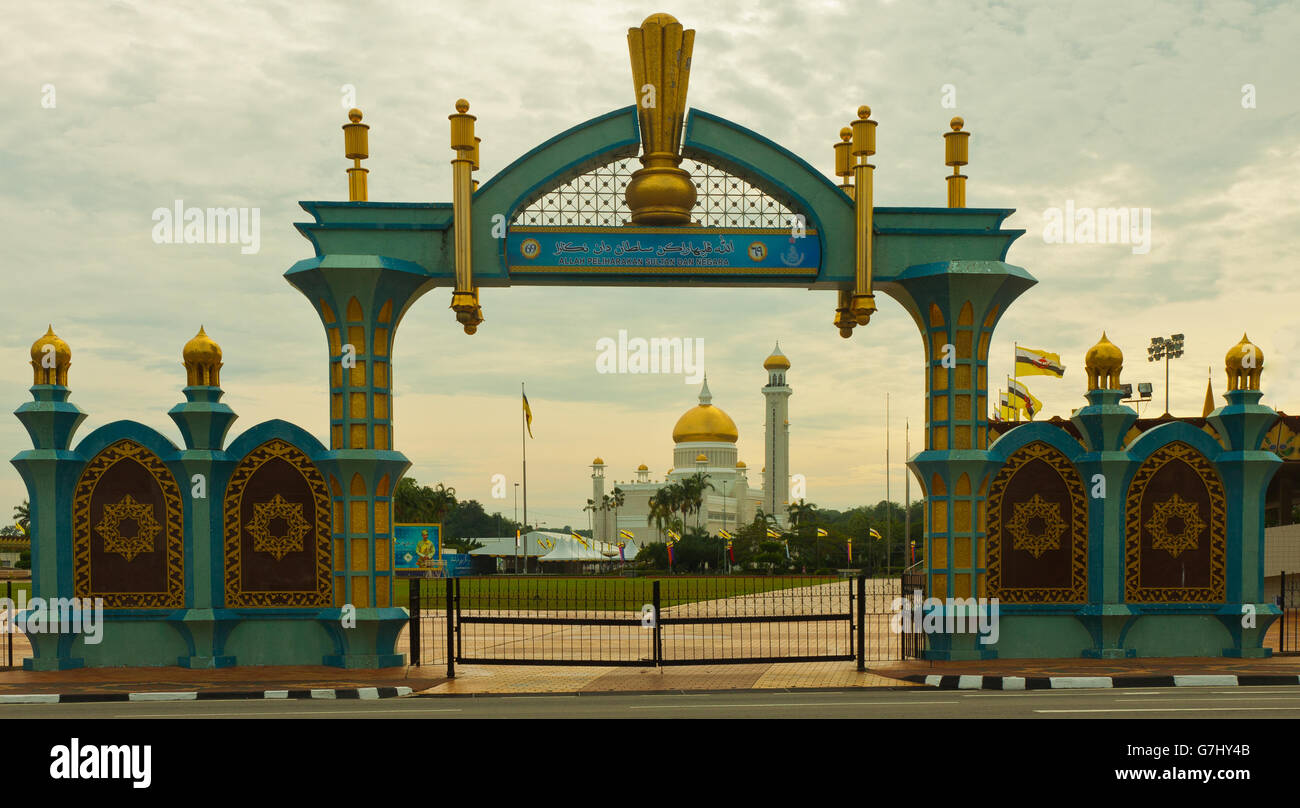 Arcata con il sultano Omar Ali Saifuddin Moschea Foto Stock