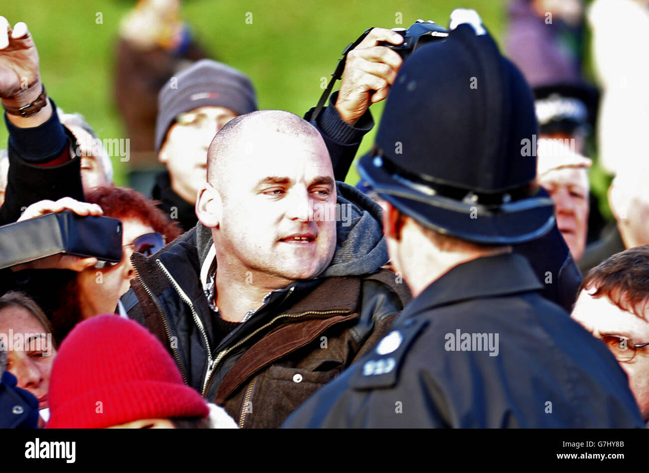 Un uomo grida una protesta verso il principe William mentre lascia il servizio del giorno di Natale alla chiesa di St Mary Magdalene nella tenuta di Sandringham a Norfolk. Foto Stock