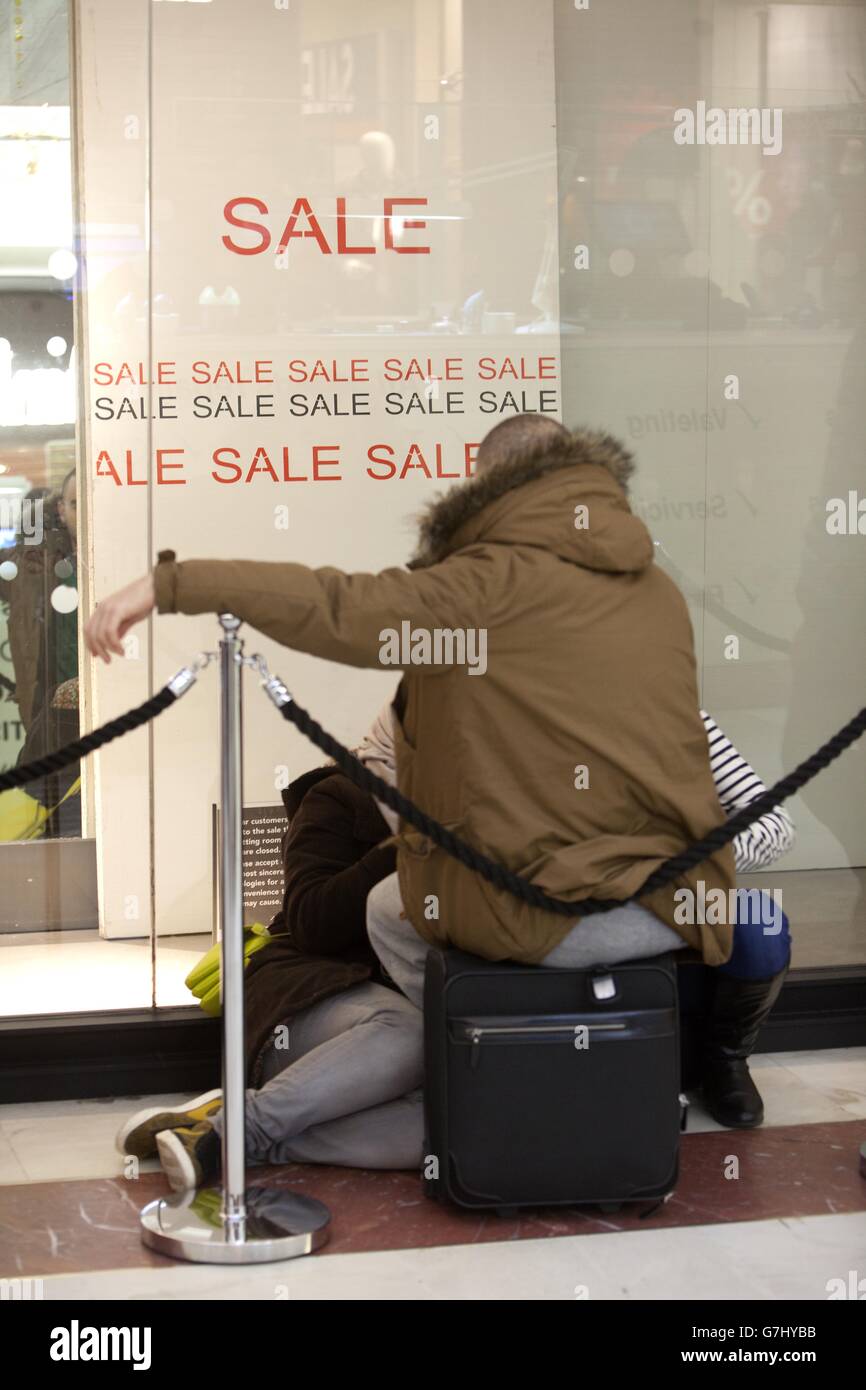 Shopping al centro commerciale Brent Cross di Londra, per l'inizio delle vendite del Boxing Day. Foto Stock